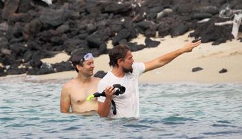 Leonardo di Caprio se distreaza in vacanta in Hawaii! Vezi in ce ipostaze l-au surprins fotografii