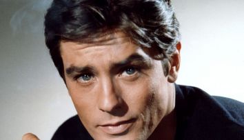 Alain Delon, trecutul din umbră. Ce a făcut iubita lui când l-a prins în pat cu un alt bărbat și ce relație avea cu un renumit interlop