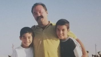 Cine este băiețelul din dreapta din imaginea de la mare? Copilul timid a devenit una dintre cele mai iubite vedete TV și radio din România, iar pe 18 mai este ziua lui