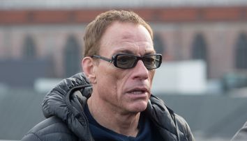 Prima reacție a lui Jean Claude Van Damme, după ce numele acestui a apărut într-un dosar DIICOT. Luptătorul este acuzat că a întreținut relații intime cu mai multe victime ale traficului de persoane: „Zvon absurd și nefondat”