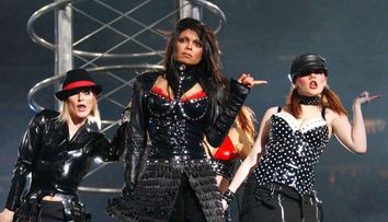 Prima aparitie publica a lui Janet Jackson dupa ce s-a spus ca e insarcinata. Cum arata vedeta 