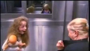 O farsa de infarct, amuzanta si sinistra in acelasi timp. Cum au reactionat oamenii care s-au trezit in lift cu o fantoma: VIDEO