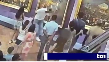 Momentul în care un turist distruge un tablou prețios. S-a sprijinit pe opera de artă pentru a face o poză - VIDEO