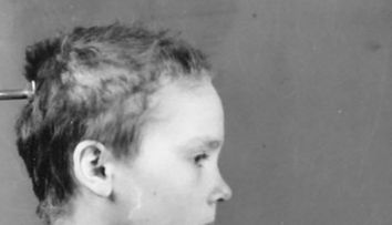 Fotografiile alb-negru cu o fetita inchisa la Auschwitz au fost colorate. Povestea ei e cutremuratoare