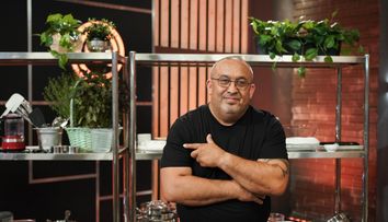 Masterchef 2024, 23 septembrie. Florin Nistor a adunat toată echipa în jurul ceaunului cu borș de cocoș. După ce s-a vărsat pe aragaz, toți s-au delectat cu puținul care a rămas