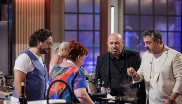 „Noi mâncam cu atâta poftă, că era atât de bun”. Atmosfera din bucătărie se încinge, după ce proba preparatului pe bază de foc începe. Chefii trimit primul concurent la balcon, până ca proba să se încheie, dar fac și prima nominalizare pentru proba sub presiune