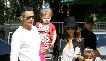 Jessica Alba, o mamica super sic, alaturi de fetitele si de sotul ei. Cele mici au mostenit cu siguranta frumusetea mamei lor