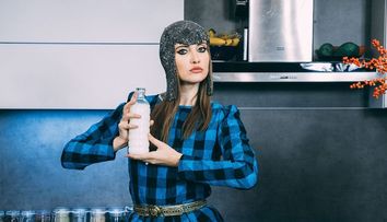 VIDEO Iulia Albu își face presing la dressing. A venit rândul ei să își facă curățenie în haine