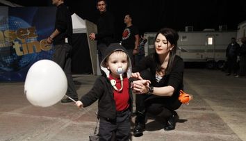 Cel mai infocat sustinator al perechii Valentina - Serban Copot. Baietelul artistului a venit sa-i faca galerie: FOTO