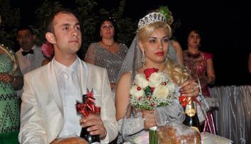 Mireasa, cu ochii in lacrimi la propria nunta. A vrut ca totul sa iasa perfect, insa un detaliu i-a umbrit fericirea