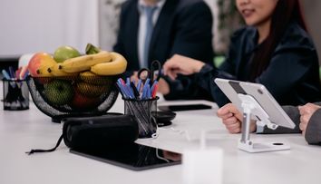 Un angajat a fost concediat pentru că a luat prea multe fructe din coșul oferit gratis de companie