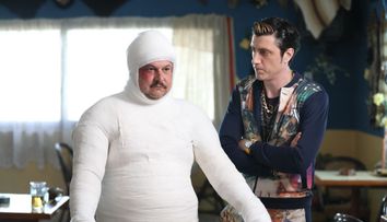 Mihai Bobonete, acoperit complet in gips pentru rolul lui Bobita din Las Fierbinti!