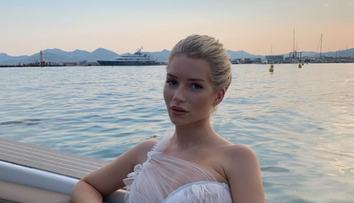 Costumul de baie care te bronzează cu model. Cum a apărut Lottie Moss la plajă