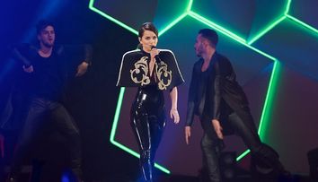 Fotografii neaşteptate cu Inna! Fanii au numit-o regina junglei, deşi nu e sexy...decât de la gât în jos!