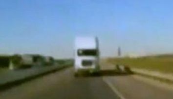 NEBUNIE CURATA! Goneste cu spatele pe autostrada, cu 110 kilometri pe ora/ VIDEO