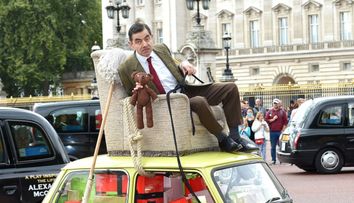 Unde e Mr. Bean de altădată? Rowan Atkinson, fotografiat pe platourile de filmare ale unei noi comedii