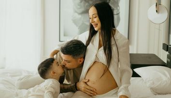 Vlăduța Lupău a dezvăluit sexul copilului, pe scena de la Sala Palatului. Modul emoționant în care a ales să dea vestea ce mare: „Ce are mami în burtică?”