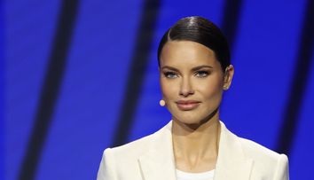 Adriana Lima are trei copii, iar mezinul îi seamănă leit. O fotografie rară cu Cyan i-a cucerit pe fanii vedetei: „E copia ei”