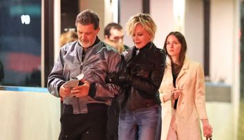 Au divorțat în 2015 și au continuat să spună public cât de mult se iubesc și se respectă. Recent, au fost surprinși împreună la o plimbare prin Los Angeles. Antonio Banderas și Melanie Griffith, fotografiați braț la braț.