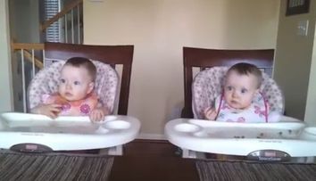 Sunt dragalase foc: Reactia unor fetite gemene cand tatal le canta la chitara. VIDEO