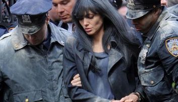 Angelina Jolie s-a taiat pe fata, iar Charlize Theron era sa ramana paralizata. Cele mai grave accidente ale actorilor la filmari