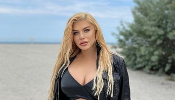 Loredana Groza s-a fotografiat în pat, fără lenjerie intimă: “Asta da femeie frumoasă!”