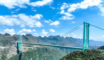 „Un miracol al infrastructurii!”. China stabilește un nou record mondial cu cel mai înalt pod din lume: o călătorie de două ore redusă la doar două minute