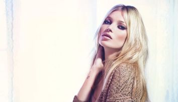 Nu-si constientizeaza formele. Kate Moss si-a inghesuit sanii intr-un sutien cu doua numere mai mici