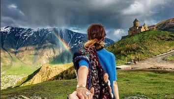 Cuplul care s-a fotografiat in cele mai frumoase locuri surprinde din nou. Ea a imbracat din nou rochia de mireasa