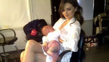 Miranda Kerr isi alapteaza bebelusul purtand tocuri rosii