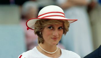 Cum a transformat Prințesa Diana o simplă arsură solară într-un moment care a intrat în istoria modei. Povestea din spatele unei apariții legendare