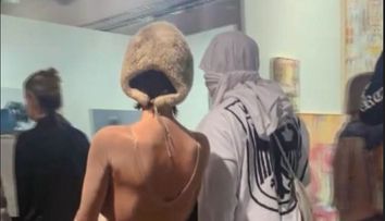 Bianca Censori, total necenzurată la un târg de Crăciun! A apărut în căciulă de blană și... atât