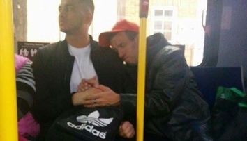 Ce a facut un tanar cand un barbat cu dizabilitati a venit langa el in autobuz. Gestul lui a devenit viral pe internet