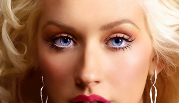 Christina Aguilera si-a recapatat silueta cu care facea furori acum cativa ani. Cum arata acum artista intr-o zi obisnuita, la plaja