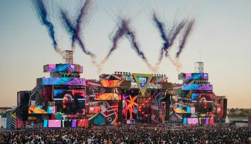 Vrei să înțelegi gusturile muzicale ale tinerilor din generația Z? Vezi pe VOYO cum s-a desfășurat festivalul Beach, Please! 2025
