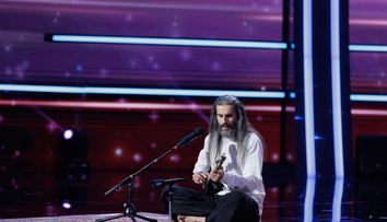 A crescut sub o dictatură care durează de 47 de ani și a venit să-și cânte durerea! Amir Heidarkhodaee, un setar magic și primul cântec iranian care s-a auzit la Românii au talent: „Mulțumim că ai venit să ne arăți o bucățică din cultura poporului tău!”