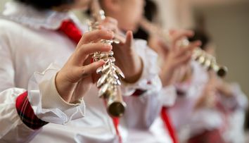 Nemtoaica de 46 de ani care s-a indragostit de tara noastra. Antje ii invata pe copiii din Maramures sa cante la flaut