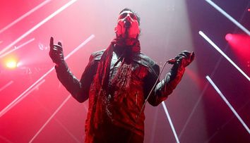 Marilyn Manson s-a prăbușit pe scenă în timpul unui concert din Texas. Ce a pățit artistul