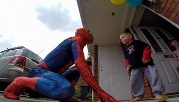 Un tata i-a facut cea mai frumoasa surpriza baietelului sau bolnav de cancer. Gestul sau a impresionat peste 9 000 000 de oameni