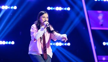 Maria Grosaru a umplut scena cu energia și zâmbetul ei, dar n-a reușit să întoarcă niciun scaun! Ce sfaturi i-au dat antrenorii de la Vocea României 2025: „Trebuie să găsești ceva care să te diferențieze”