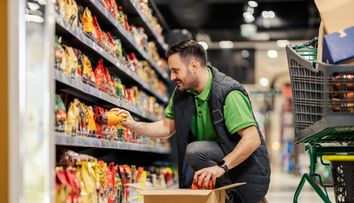 Angajatul unui supermarket, despăgubit cu 14.000 de euro după ce șeful lui a uitat să îi zică „La mulți ani” pe Facebook! Cum a fost posibil acest lucru