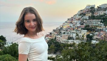 Irina Columbeanu, apariție rafinată în Positano. Într-o ținută albă, fiica lui Irinel s-a bucurat de o plimbare la apus pe Coasta Amalfi