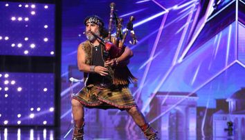 Juan Esteban Alul a făcut show pe scena ”Românii au talent”: ”Mel Gibson cu prietena”