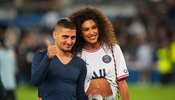 În trecut era considerată cea mai frumoasă iubită de fotbalist! Cum arată în costum de baie cea care între timp i-a devenit soție lui Marco Verratti. Paparazzii i-au surprins în Ibiza!