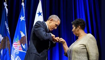 Șapte momente memorabile cu Aretha Franklin, artista completă care l-a făcut pe Obama să plângă