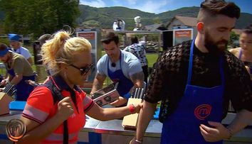 MasterChef 2024, 29 octombrie. Echipa albastră rămâne cu un om în minus după ce lui Laurențiu i s-a făcut rău și a chemat medicul: „Suntem într-un ușor dezavantaj”