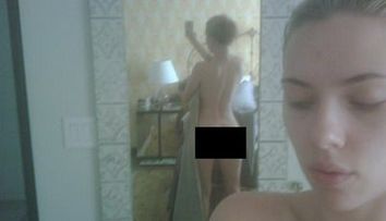 Scarlett Johansson, singura si goala in oglinda din baie! E trucaj? <span style=