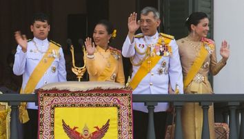Regele Thailandei a ieșit din carantină pentru a merge la o petrecere