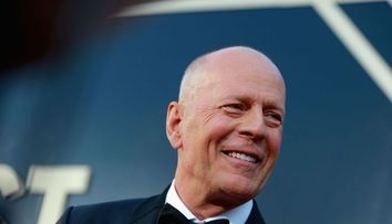 Bruce Willis, fotografie emoționantă în care apare alături de fiicele Tallulah și Scout, de Ziua Recunoștinței. „Cel mai bun tată din lume”