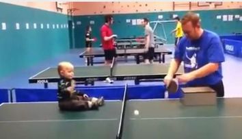 Iti vine sa-l iei acasa. Probabil cel mai tanar si mai dragut jucator de ping-pong din lume